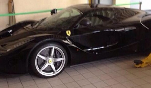  Samuel Eto'o adquiere un Ferrari LaFerrari negro 2