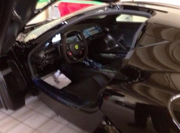  Samuel Eto'o adquiere un Ferrari LaFerrari negro 3