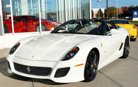 A la venta un exclusivo Ferrari 599 SA Aperta de color blanco