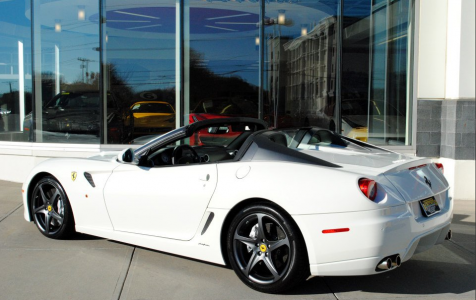 A la venta un exclusivo Ferrari 599 SA Aperta de color blanco