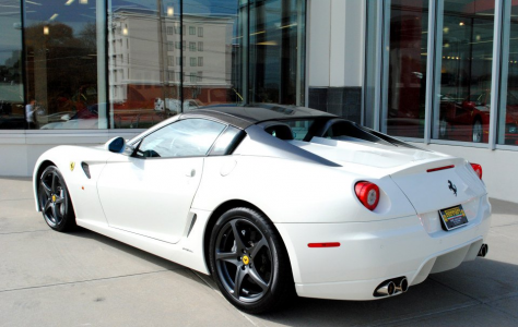 A la venta un exclusivo Ferrari 599 SA Aperta de color blanco