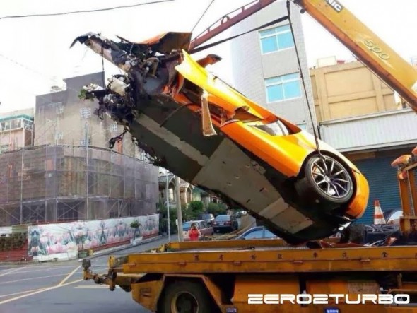 Destrozan un McLaren MP4-12C en Taiwán