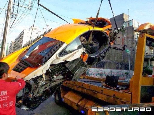 Destrozan un McLaren MP4-12C en Taiwán 3