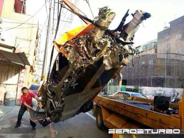 Destrozan un McLaren MP4-12C en Taiwán 4