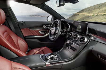Mercedes-Benz C250, AMG Line, Avantgarde, Diamantsilber metallic, LederCranberryrot/Schwarz, Zierelemente Holz Esche schwarz offenporig,  (W205),2013