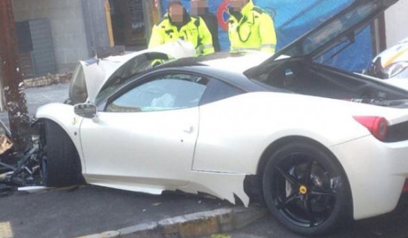 Un chico de 20 años destroza un Ferrari 458 Italia en Suiza 3