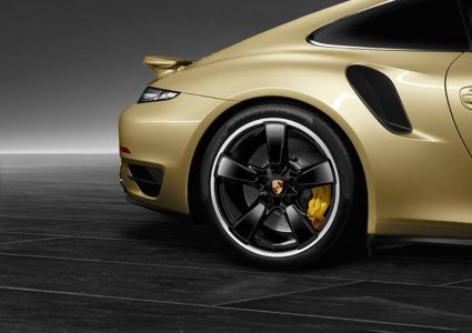 El departamento de personalización de Porsche nos muestra el 911 Turbo Lime Gold