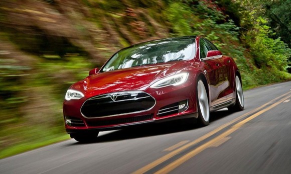 https://www.motoradictos.com/images/2013/10/Tesla-Model-S-front-3-4-on-road-e1382897481813.jpg