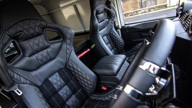 Kahn Design rinde homenaje al Land Rover Defender 5