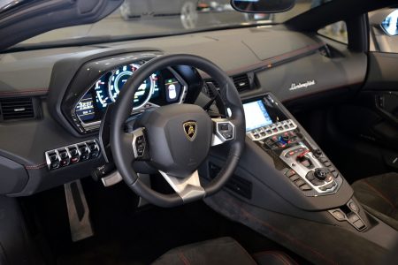 A la venta un Lamborghini Aventador Roadster modificado por Liberty Walk