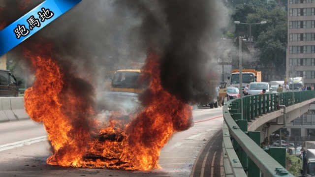 Arde un Ferrari FF en medio de Hong Kong 1