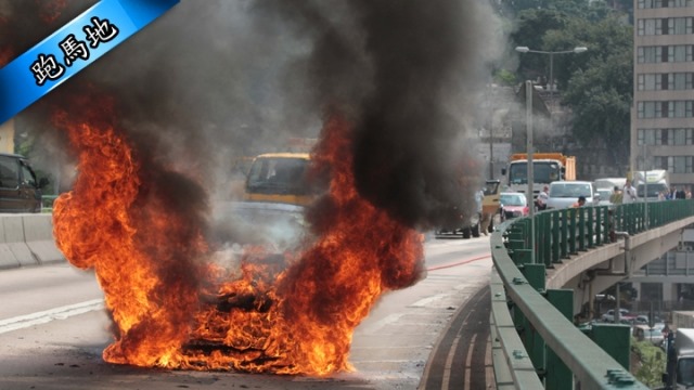 Arde un Ferrari FF en medio de Hong Kong