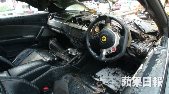 Arde un Ferrari FF en medio de Hong Kong 5