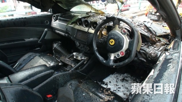 Arde un Ferrari FF en medio de Hong Kong