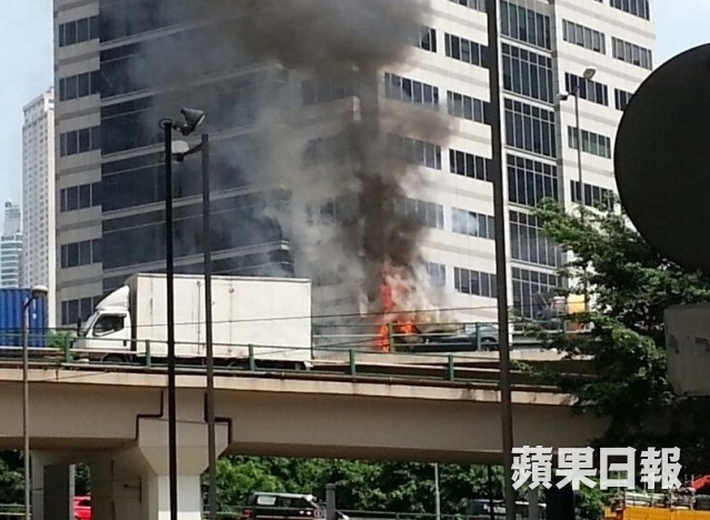 Arde un Ferrari FF en medio de Hong Kong