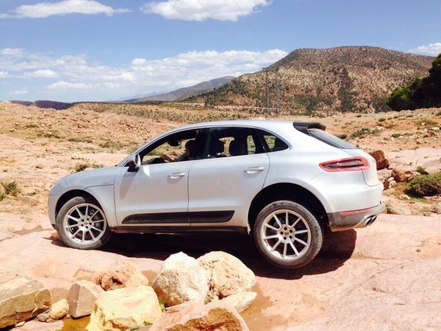 Dacia Duster al rescate de un Porsche Macan