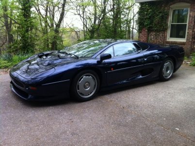 A la venta el último Jaguar XJ220 fabricado