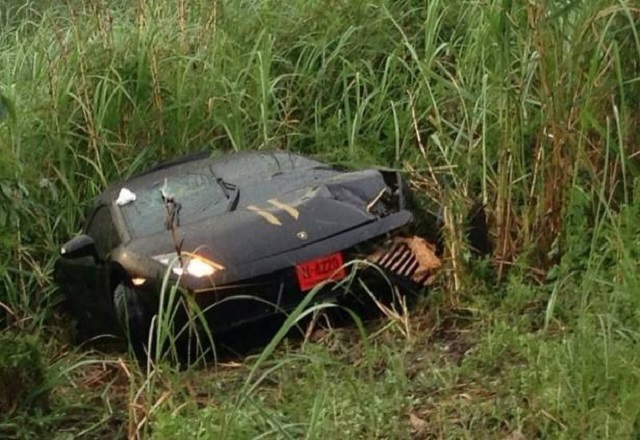 Conductor sale ileso tras partir por la mitad un Lamborghini Gallardo  3