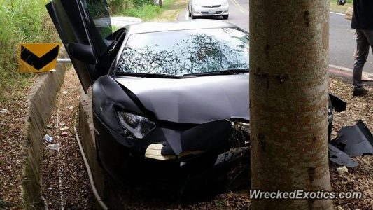 Destroza su Lamborghini Aventador al estrellarlo contra un árbol en Taiwan