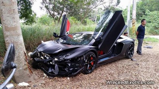 Destroza su Lamborghini Aventador al estrellarlo contra un árbol en Taiwan