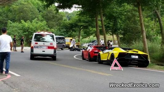 Destroza su Lamborghini Aventador al estrellarlo contra un árbol en Taiwan