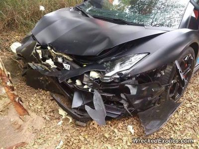Destroza su Lamborghini Aventador al estrellarlo contra un árbol en Taiwan
