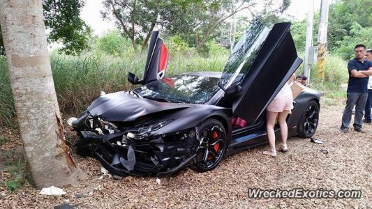 Destroza su Lamborghini Aventador al estrellarlo contra un árbol en Taiwan