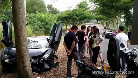 Destroza su Lamborghini Aventador al estrellarlo contra un árbol en Taiwan