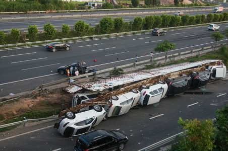 Vuelca en China un camión cargado con coches de alta gama