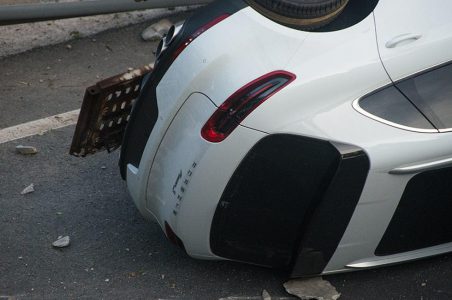 Vuelca en China un camión cargado con coches de alta gama