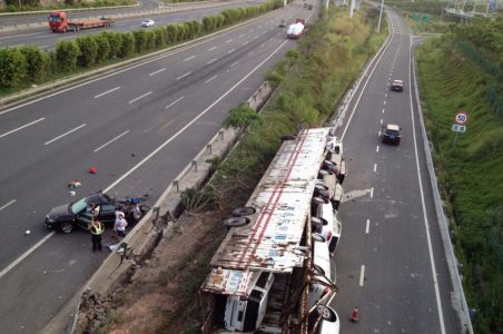 Vuelca en China un camión cargado con coches de alta gama