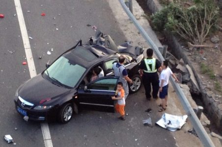 Vuelca en China un camión cargado con coches de alta gama