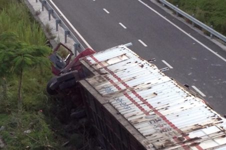 Vuelca en China un camión cargado con coches de alta gama