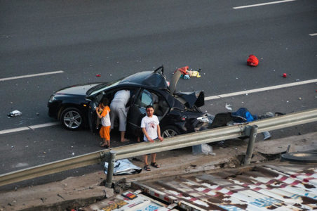 Vuelca en China un camión cargado con coches de alta gama