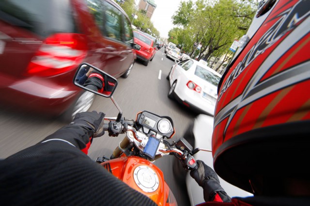 El corredor de emergencia y su aplicación en la circulación de motos 2