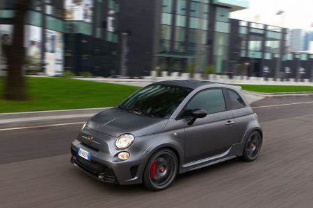 Abarth 695 Biposto: Radicalidad en forma de pelotilla italiana