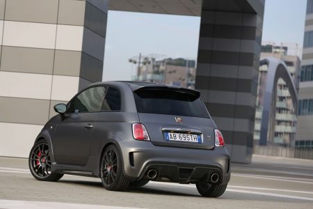 Abarth 695 Biposto: Radicalidad en forma de pelotilla italiana