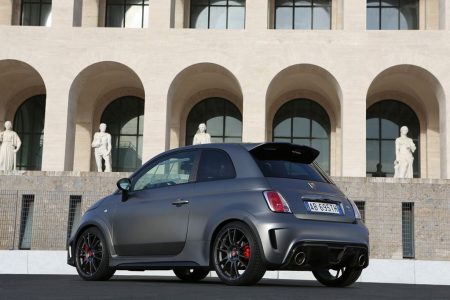 Abarth 695 Biposto: Radicalidad en forma de pelotilla italiana