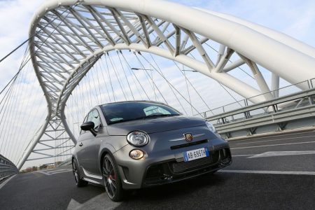 Abarth 695 Biposto: Radicalidad en forma de pelotilla italiana