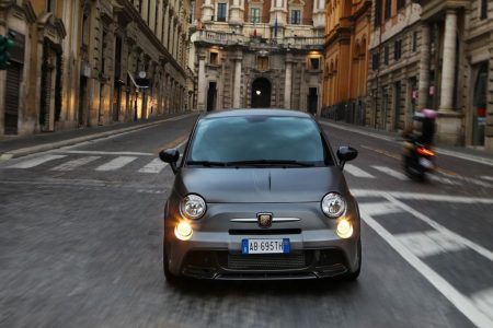 Abarth 695 Biposto: Radicalidad en forma de pelotilla italiana