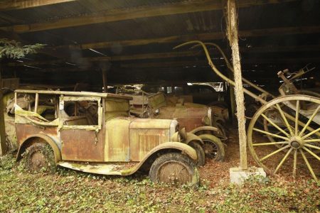 Se encuentra una colección de 100 coches clásicos en una granja de Francia