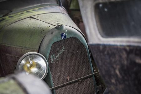 Se encuentra una colección de 100 coches clásicos en una granja de Francia