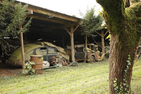 Se encuentra una colección de 100 coches clásicos en una granja de Francia