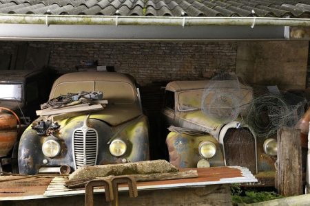 Se encuentra una colección de 100 coches clásicos en una granja de Francia