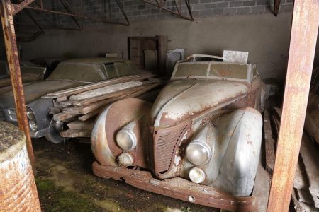 Se encuentra una colección de 100 coches clásicos en una granja de Francia