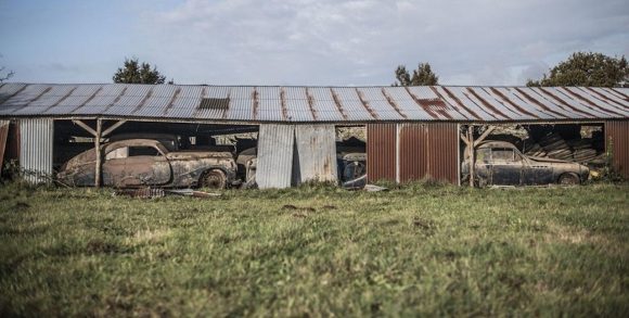 Se encuentra una colección de 100 coches clásicos en una granja de Francia