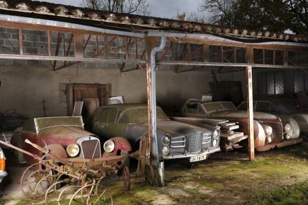 Se encuentra una colección de 100 coches clásicos en una granja de Francia