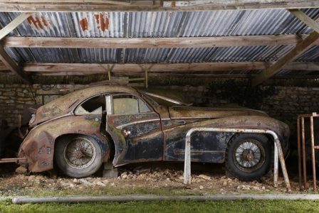 Se encuentra una colección de 100 coches clásicos en una granja de Francia