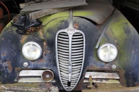 Se encuentra una colección de 100 coches clásicos en una granja de Francia
