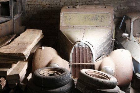 Se encuentra una colección de 100 coches clásicos en una granja de Francia